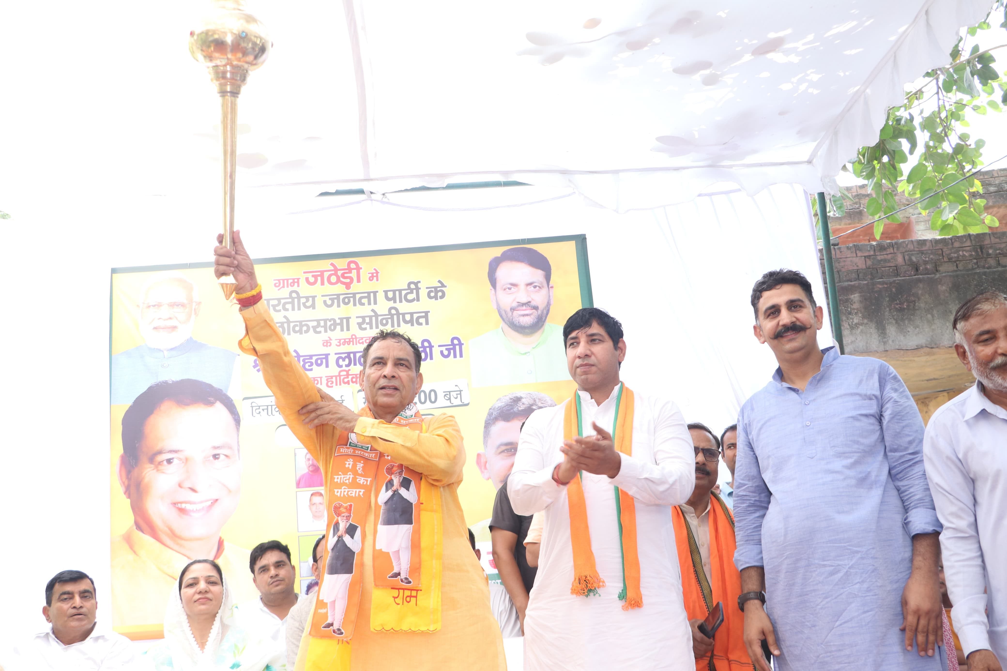 फोटो 11. सोनीपत के गांव जठेड़ी में जनसभा के दौरान भाजपा प्रत्याशी मोहनलाल बड़ौली को गदा भेंट कर फोटो 11. सोनीपत के गांव जठेड़ी में जनसभा के दौरान भाजपा प्रत्याशी मोहनलाल बड़ौली को गदा भेंट कर
