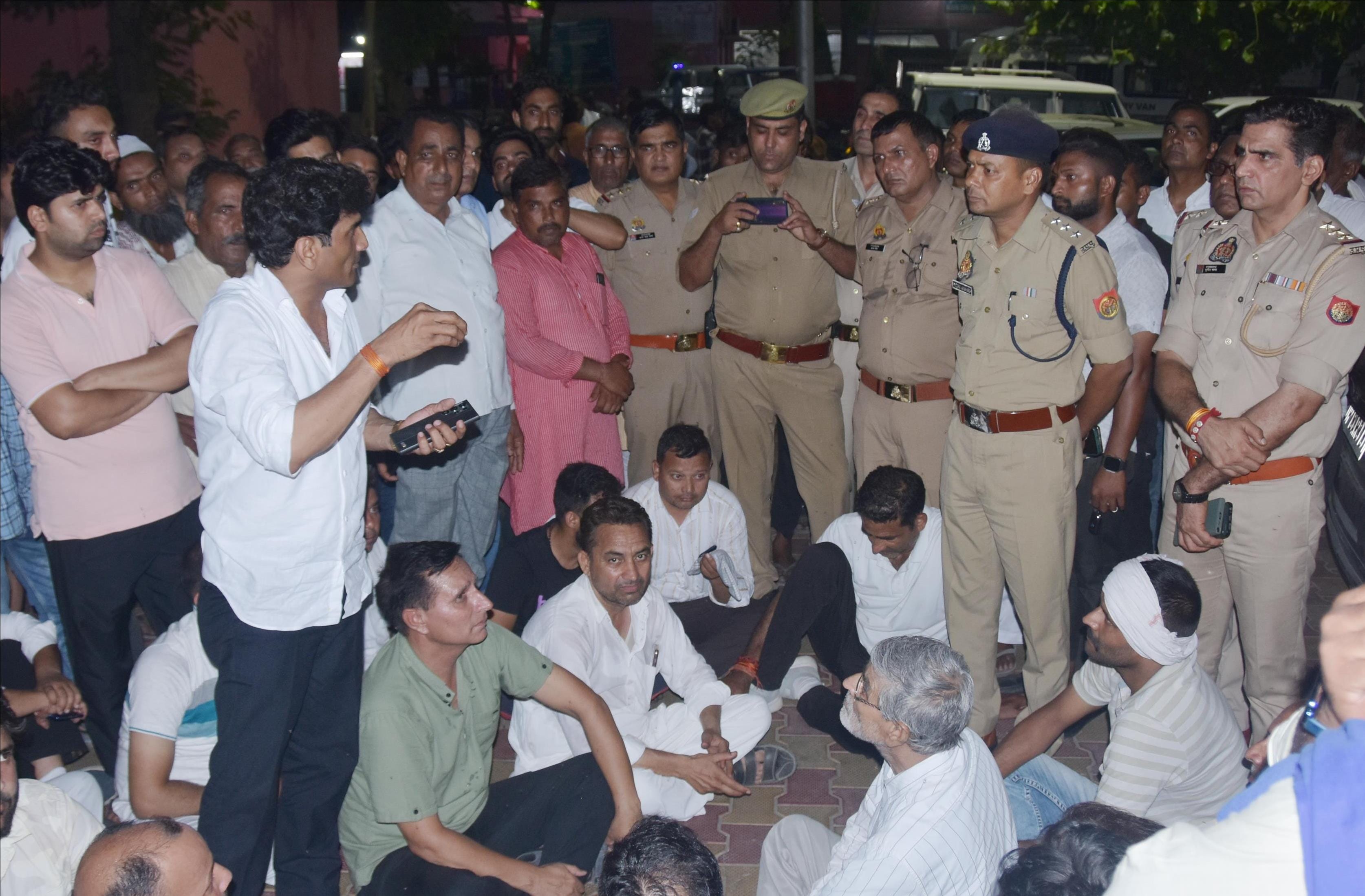 गंगोह में हत्याकांड से पहले सीसीटीवी कैमरे में दिखाई देती छात्रा व आरोपी युवक। स्त्रोत पुलिस गंगोह में हत्याकांड से पहले सीसीटीवी कैमरे में दिखाई देती छात्रा व आरोपी युवक। स्त्रोत पुलिस
