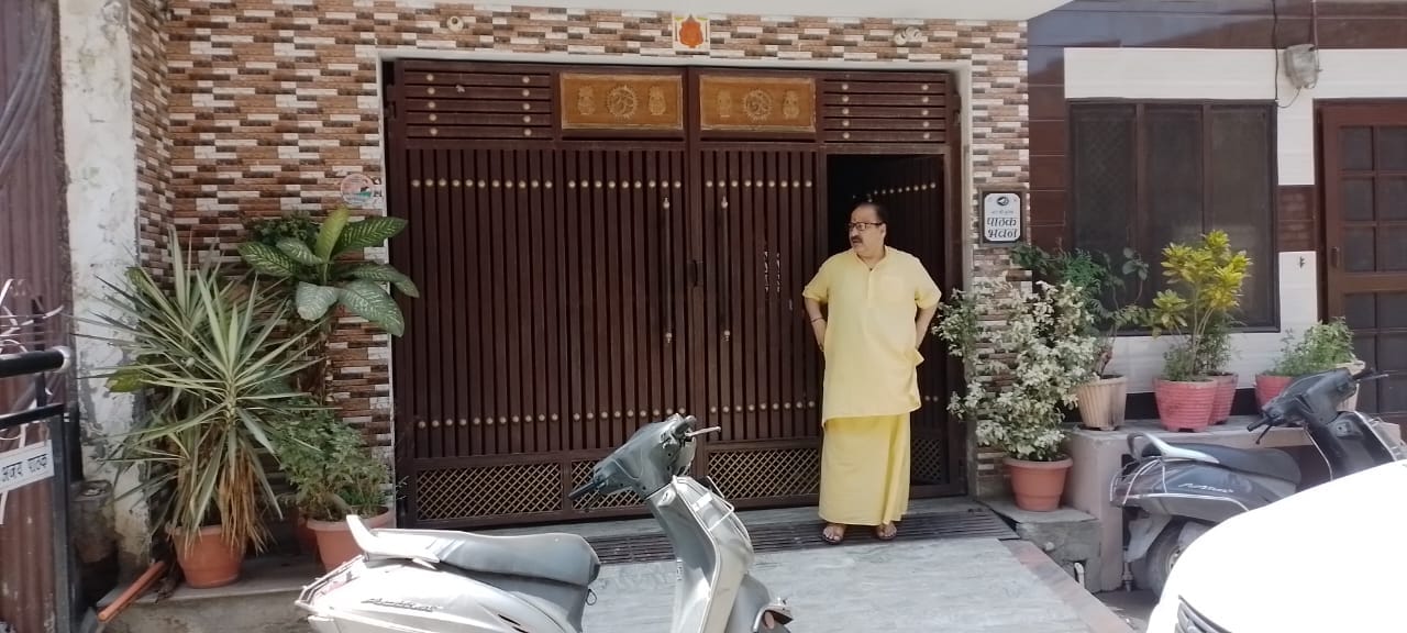 शामली पंजाबी कॉलोनी में जानकारी देते मृतक अजय पाठक के परिजन शामली पंजाबी कॉलोनी में जानकारी देते मृतक अजय पाठक के परिजन