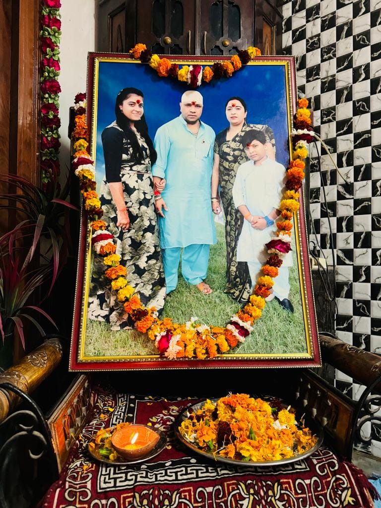 शामली पंजाबी कॉलोनी में जानकारी देते मृतक अजय पाठक के परिजन शामली पंजाबी कॉलोनी में जानकारी देते मृतक अजय पाठक के परिजन