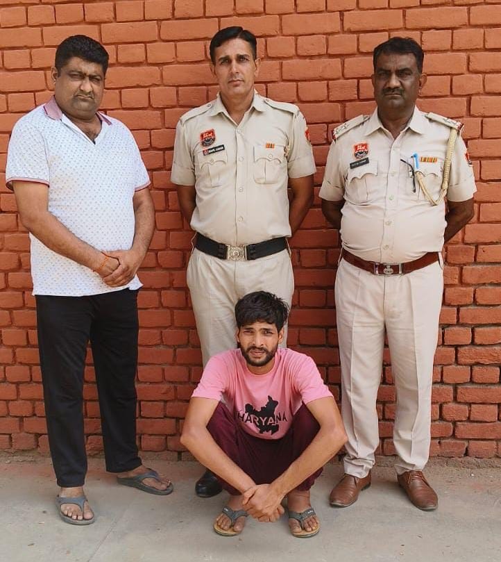 23जेएनडी01: पुलिस गिरफ्त में पत्नी की हत्या का आरोपी। स्रोत पुलिस प्रशासन