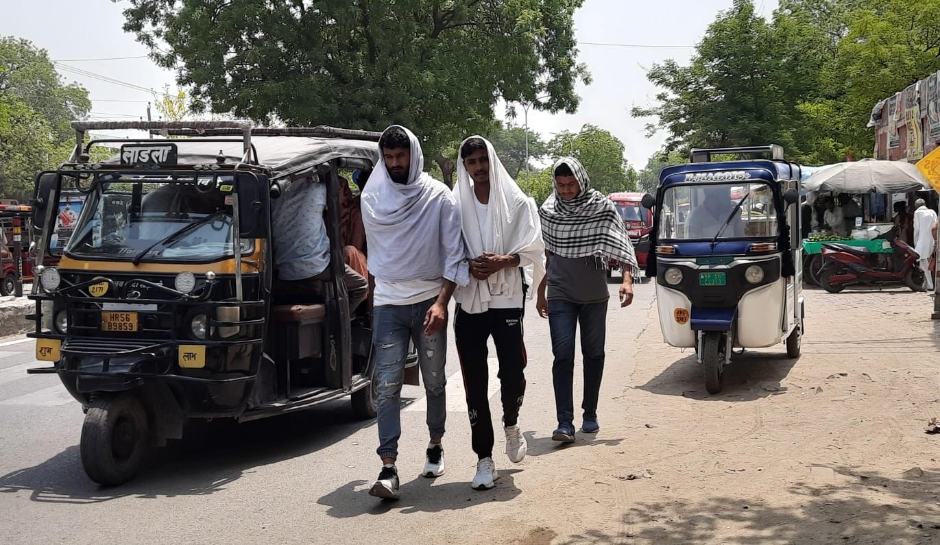 23जेएनडी13: तेज धूप से बचने के लिए सिर पर कपड़ा डालकर गोहाना रोड से जा रहे युवक। संवाद 23जेएनडी13: तेज धूप से बचने के लिए सिर पर कपड़ा डालकर गोहाना रोड से जा रहे युवक। संवाद