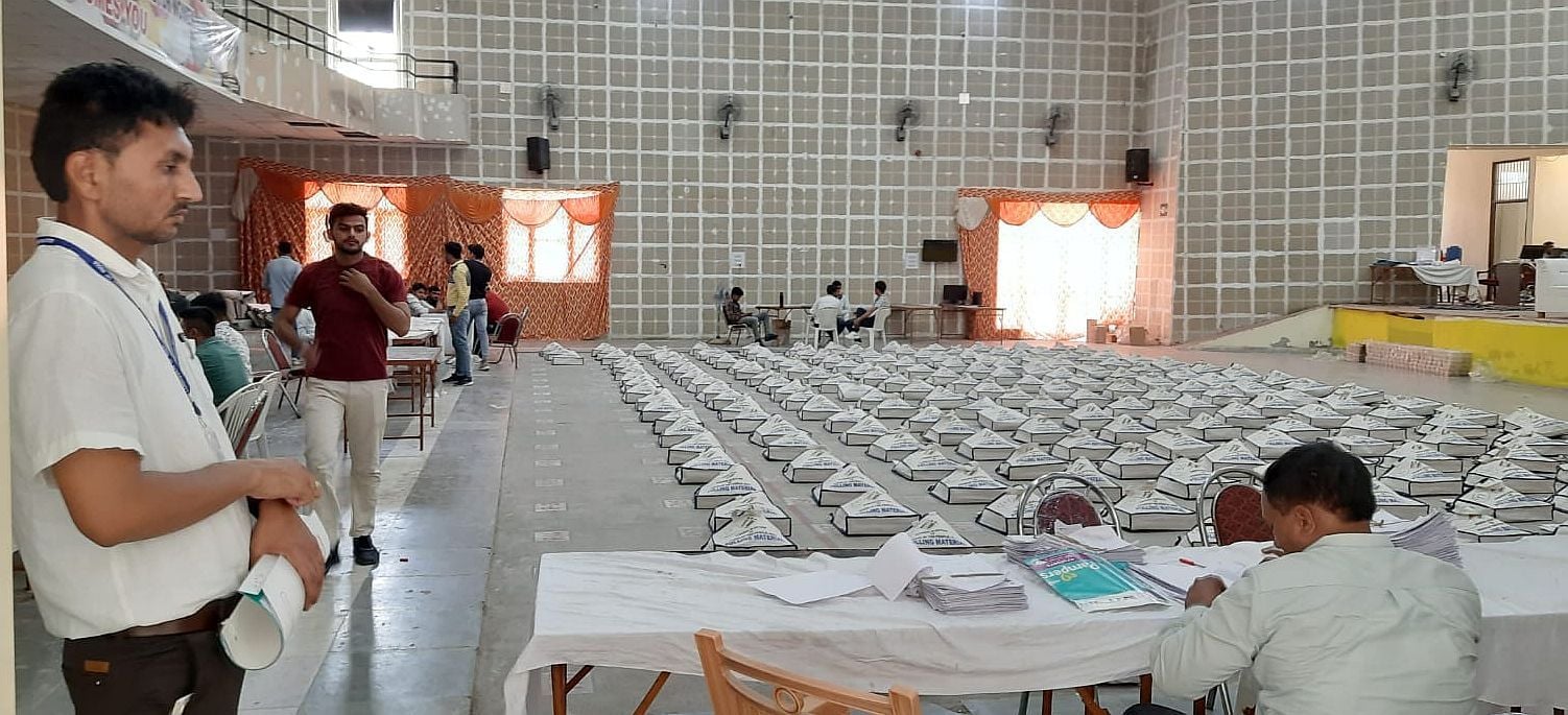 23जेएनडी28-पीआईजी महिला महाविद्यालय में किट तैयार करते कर्मचारी। संवाद 23जेएनडी28-पीआईजी महिला महाविद्यालय में किट तैयार करते कर्मचारी। संवाद