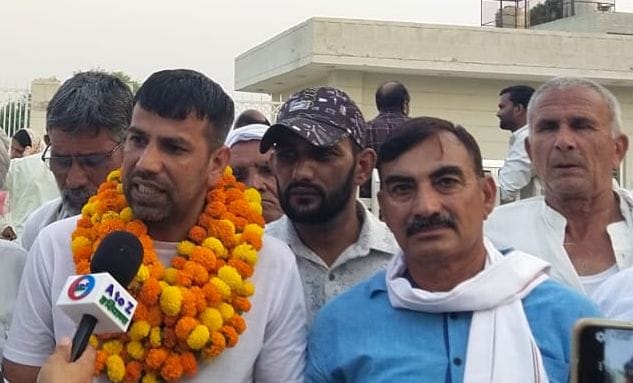 23जेएनडी31 : जेल से बाहर आने के बाद किसान नेताओं के साथ अनीश खटकड़। 23जेएनडी31 : जेल से बाहर आने के बाद किसान नेताओं के साथ अनीश खटकड़।