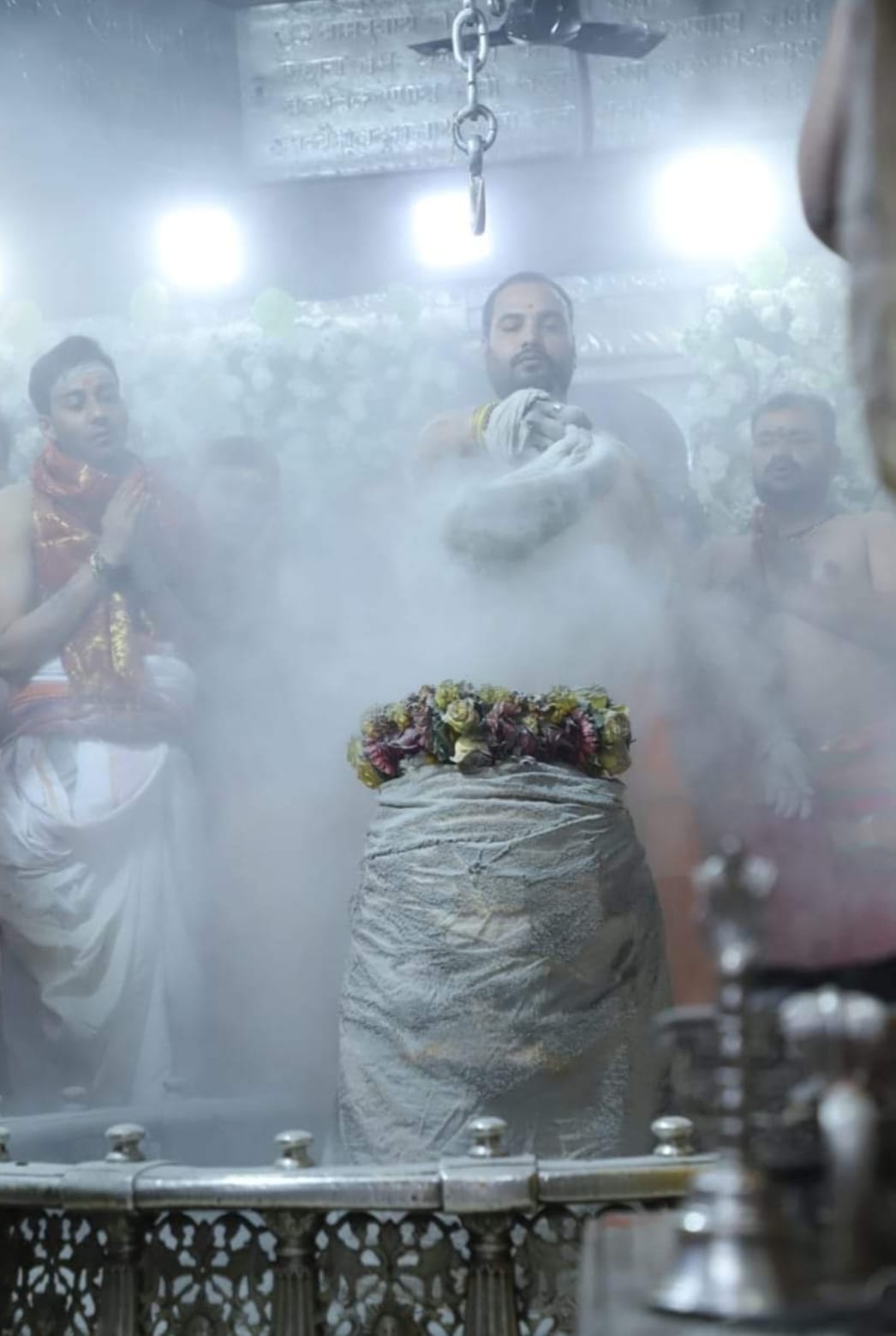 भस्मारती मे दिखा बाबा महाकाल का एक अलग ही स्वरूप......रुद्राक्ष की पहनी माला भस्म अर्पित कर लगा भस्मारती मे दिखा बाबा महाकाल का एक अलग ही स्वरूप......रुद्राक्ष की पहनी माला भस्म अर्पित कर लगा