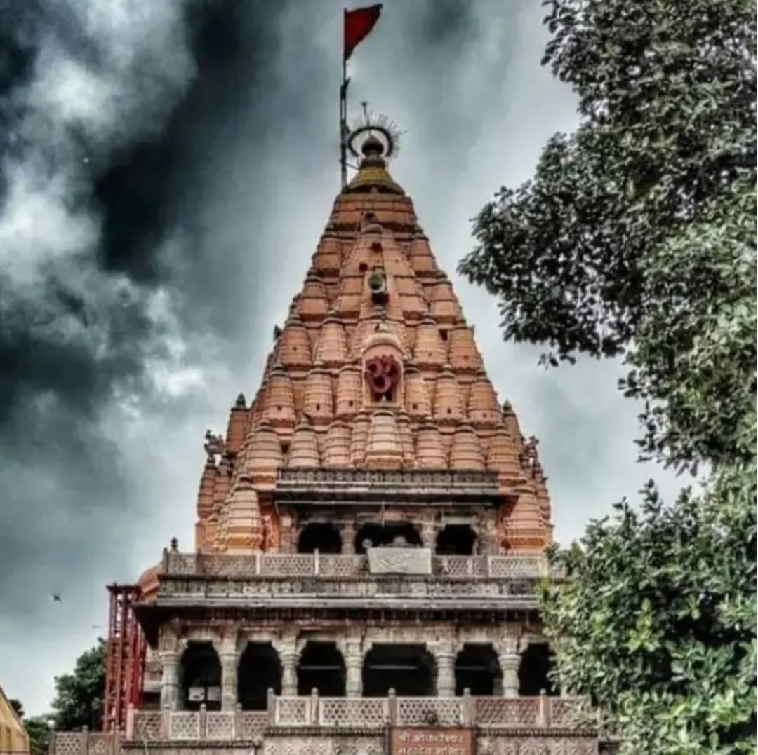 भस्मारती मे दिखा बाबा महाकाल का एक अलग ही स्वरूप......रुद्राक्ष की पहनी माला भस्म अर्पित कर लगा भस्मारती मे दिखा बाबा महाकाल का एक अलग ही स्वरूप......रुद्राक्ष की पहनी माला भस्म अर्पित कर लगा