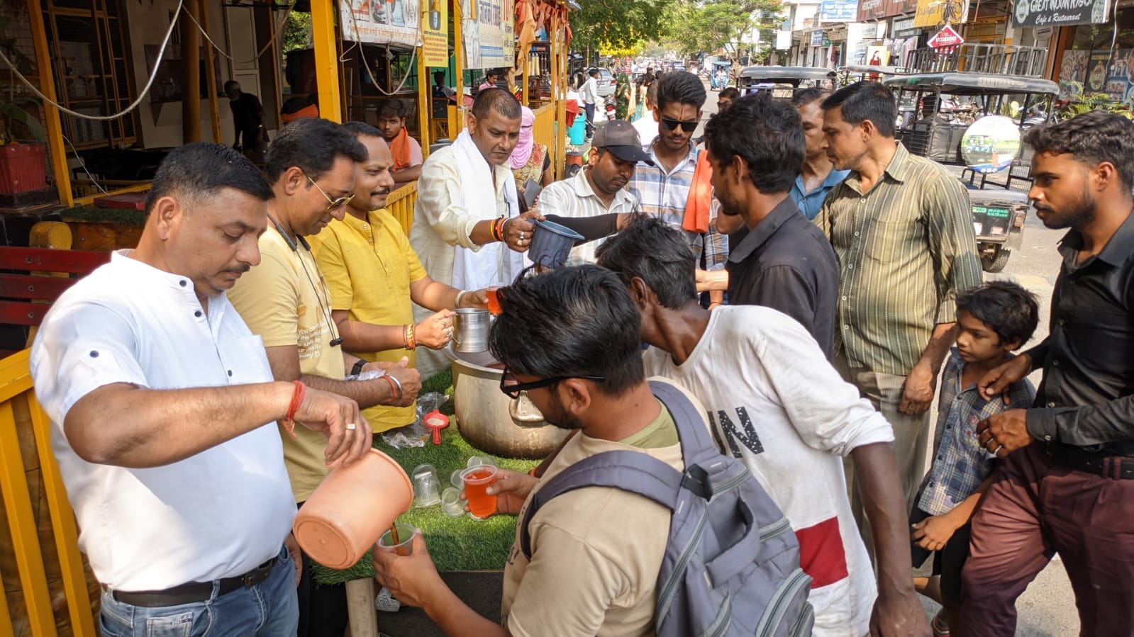 बीसलपुर के जानकी रतन मंदिर में प्रसाद ग्रहण करते लोग । स्रोत - आयोजक बीसलपुर के जानकी रतन मंदिर में प्रसाद ग्रहण करते लोग । स्रोत - आयोजक