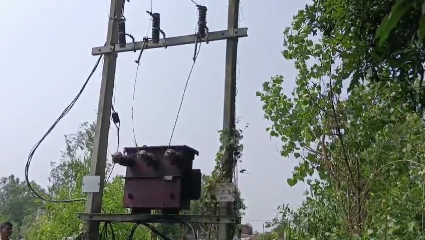 ग्राम नगरा में ट्रांसफार्मर को लेकर विरोध जताते ग्रामीण । स्रोत - ग्रामीण ग्राम नगरा में ट्रांसफार्मर को लेकर विरोध जताते ग्रामीण । स्रोत - ग्रामीण