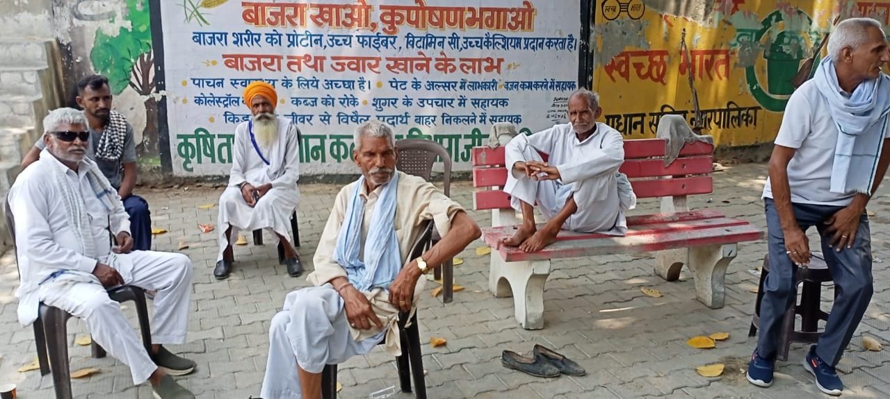 घटनास्थल पर टूटी पड़ी बाइक। संवाद घटनास्थल पर टूटी पड़ी बाइक। संवाद