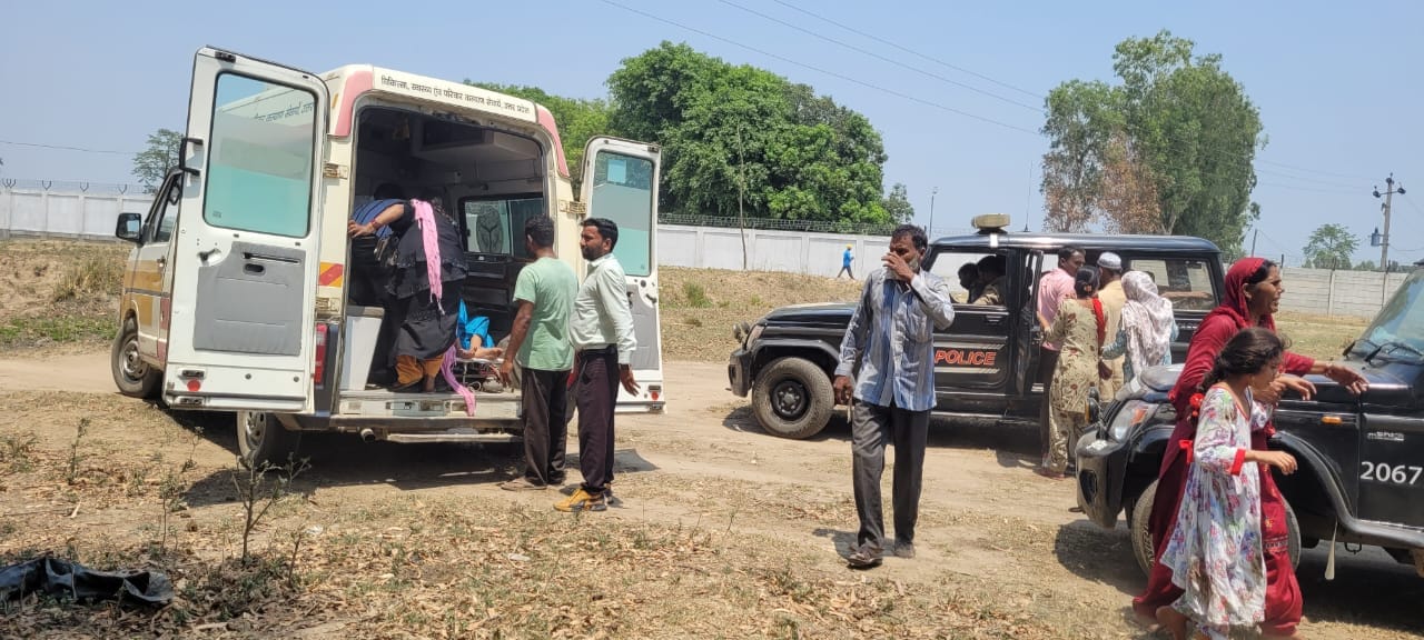 हादसे वाली ट्राली से झुलसे जायरीनों को उतारते लोग । स्रोत - ग्रामीण
