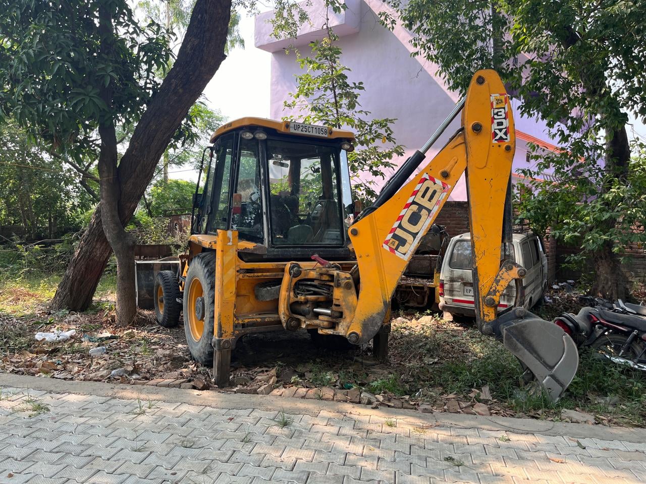 जहानाबाद थाने पर खड़ी ट्रैंक्टर ट्रॉली । संवाद जहानाबाद थाने पर खड़ी ट्रैंक्टर ट्रॉली । संवाद
