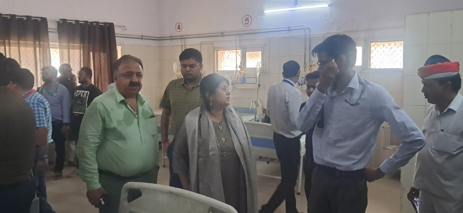 न्यूरिया सीएचसी में उपचार लेते झ़लसे लोग । स्रोत - कर्मचारी न्यूरिया सीएचसी में उपचार लेते झ़लसे लोग । स्रोत - कर्मचारी