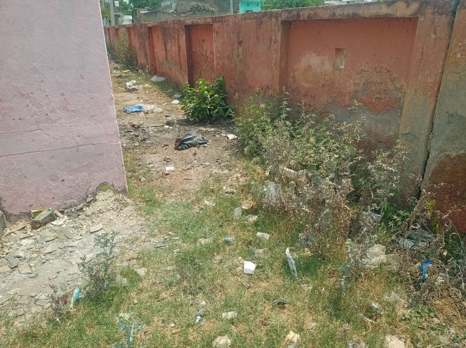 रसूलपुर कलां के सेंटर पर लगे ताले। संवाद