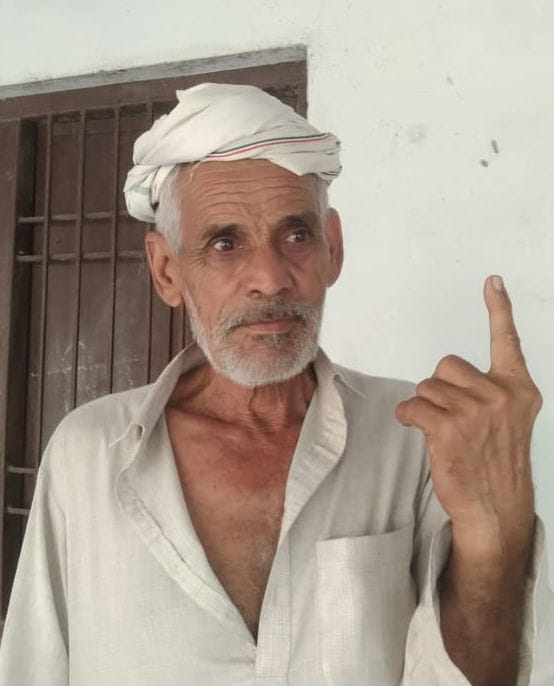 . सोनीपत के गांव मलिकपुर के बूथ नंबर 1 पर सबसे पहले वोट डालने के बाद उंगली पर लगी स्याही दिखाते . सोनीपत के गांव मलिकपुर के बूथ नंबर 1 पर सबसे पहले वोट डालने के बाद उंगली पर लगी स्याही दिखाते