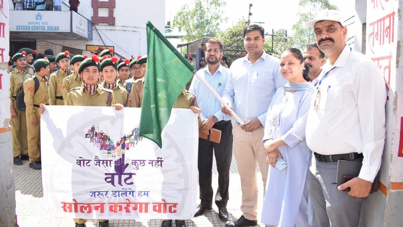 शहर में मतदान को लेकर जागरूकता रैली निकालते स्कूली बच्चे। संवाद