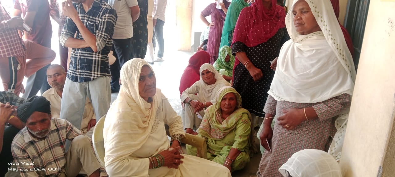अंबाला के तेजा मोहड़ी गांव के बूथ में फर्श पर बैठकर ग्रामीण ईवीएम चलने का इंतजार करते हुए: संवा अंबाला के तेजा मोहड़ी गांव के बूथ में फर्श पर बैठकर ग्रामीण ईवीएम चलने का इंतजार करते हुए: संवा