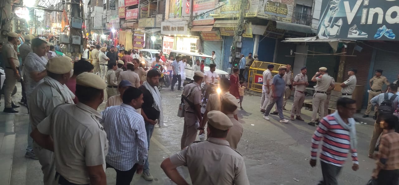 भाजपा और कांग्रेस में विवाद के बाद कांग्रेस नेता नवीन केडिया के कार्यालय के बाहर भारी पुलिस बल 
