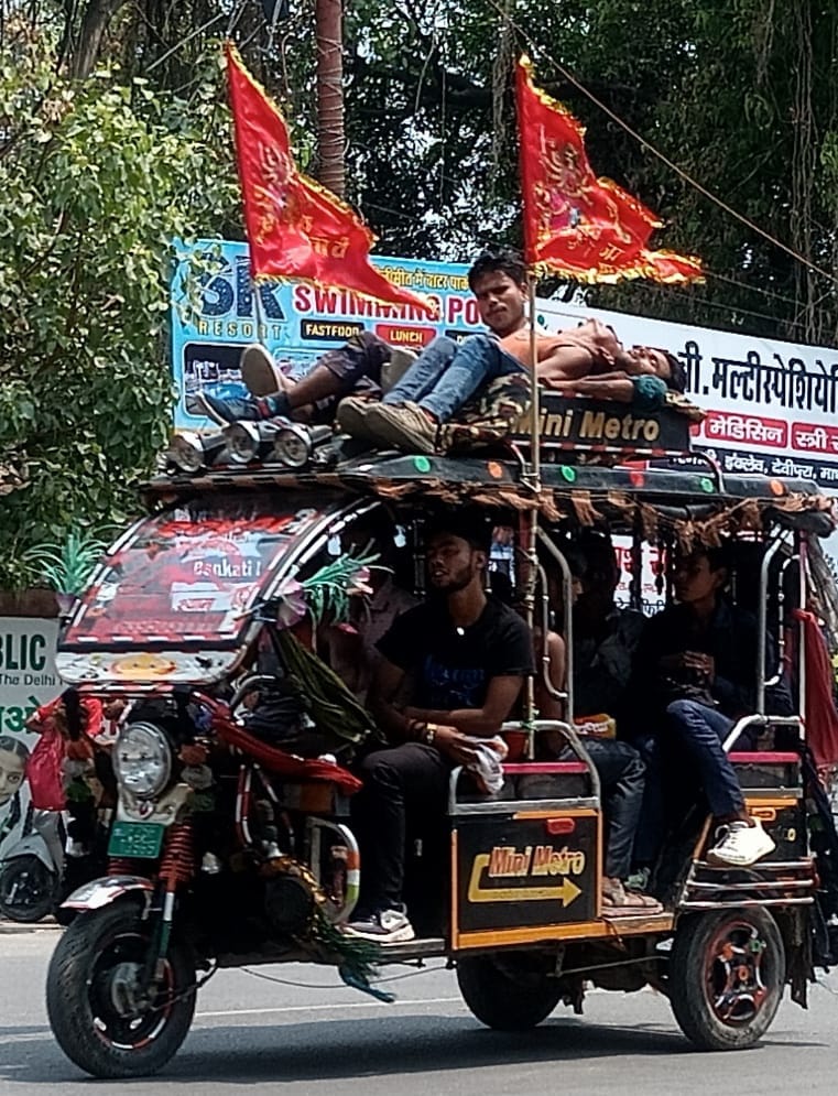 बरखेड़ा में ट्रैक्टर ट्रॉली पर बैठकर जाते लोग । संवाद
