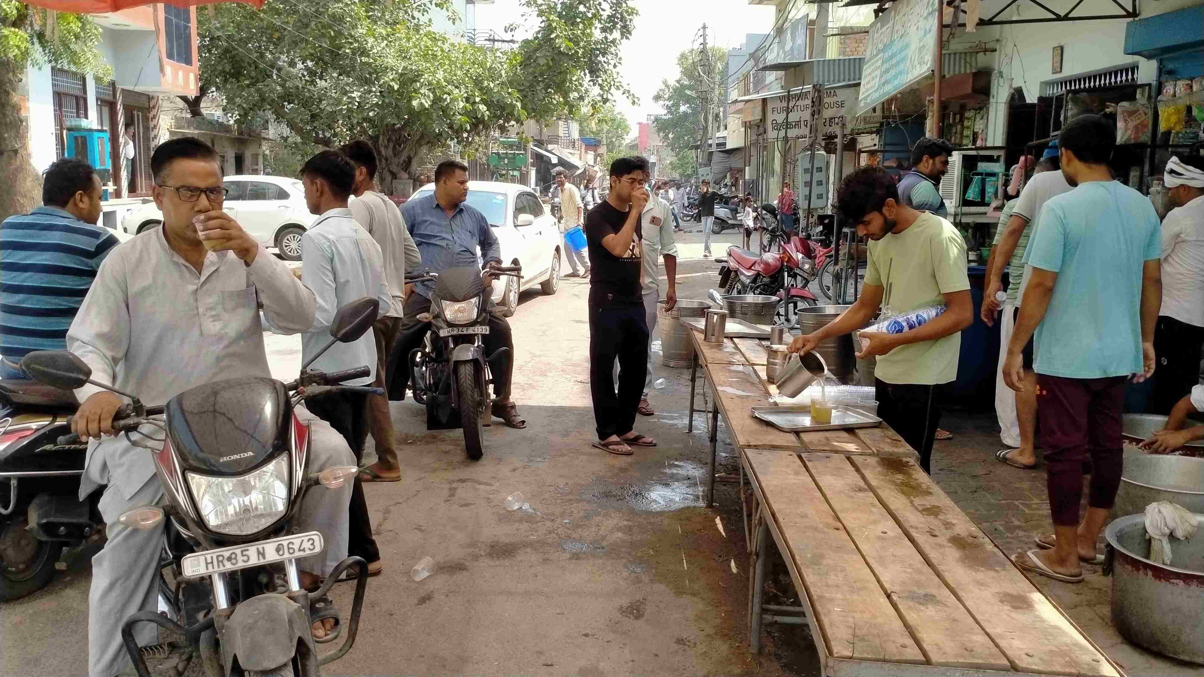 फोटो संख्या:78-सीगड़ा बस स्टैंड पर मतदाताओं के लिए पानी कैंपर रखते संस्था के सदस्य--स्रोत-- स्व