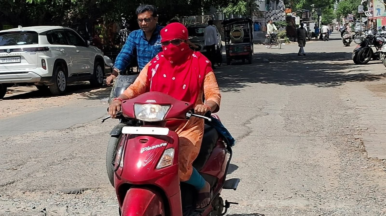 गर्मी से बचाव को छाता लगाकर जाती स्पोर्ट की खिलाड़ी युवतियां। संवाद गर्मी से बचाव को छाता लगाकर जाती स्पोर्ट की खिलाड़ी युवतियां। संवाद