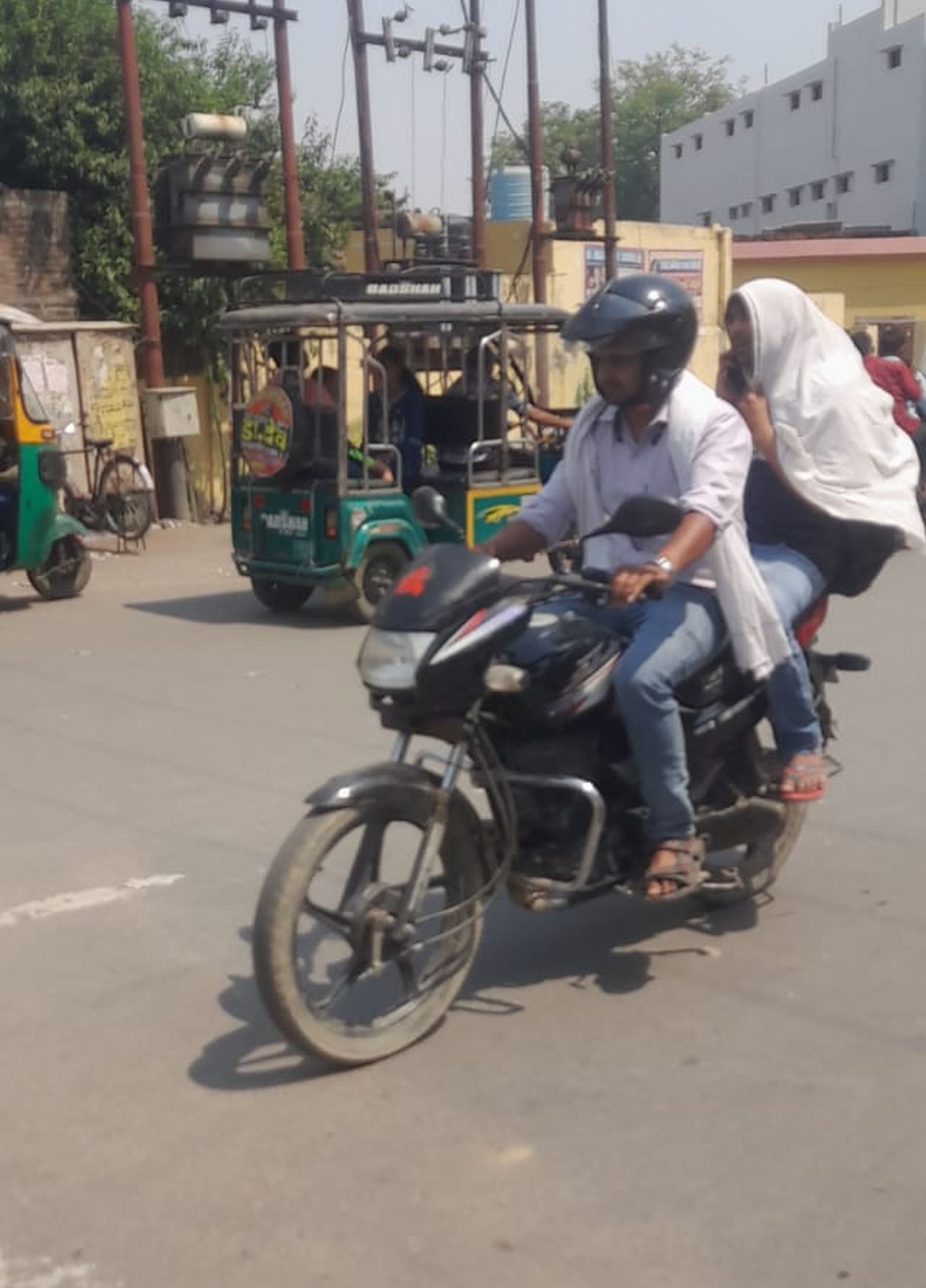 गर्मी से बचाव को छाता लगाकर जाती स्पोर्ट की खिलाड़ी युवतियां। संवाद गर्मी से बचाव को छाता लगाकर जाती स्पोर्ट की खिलाड़ी युवतियां। संवाद