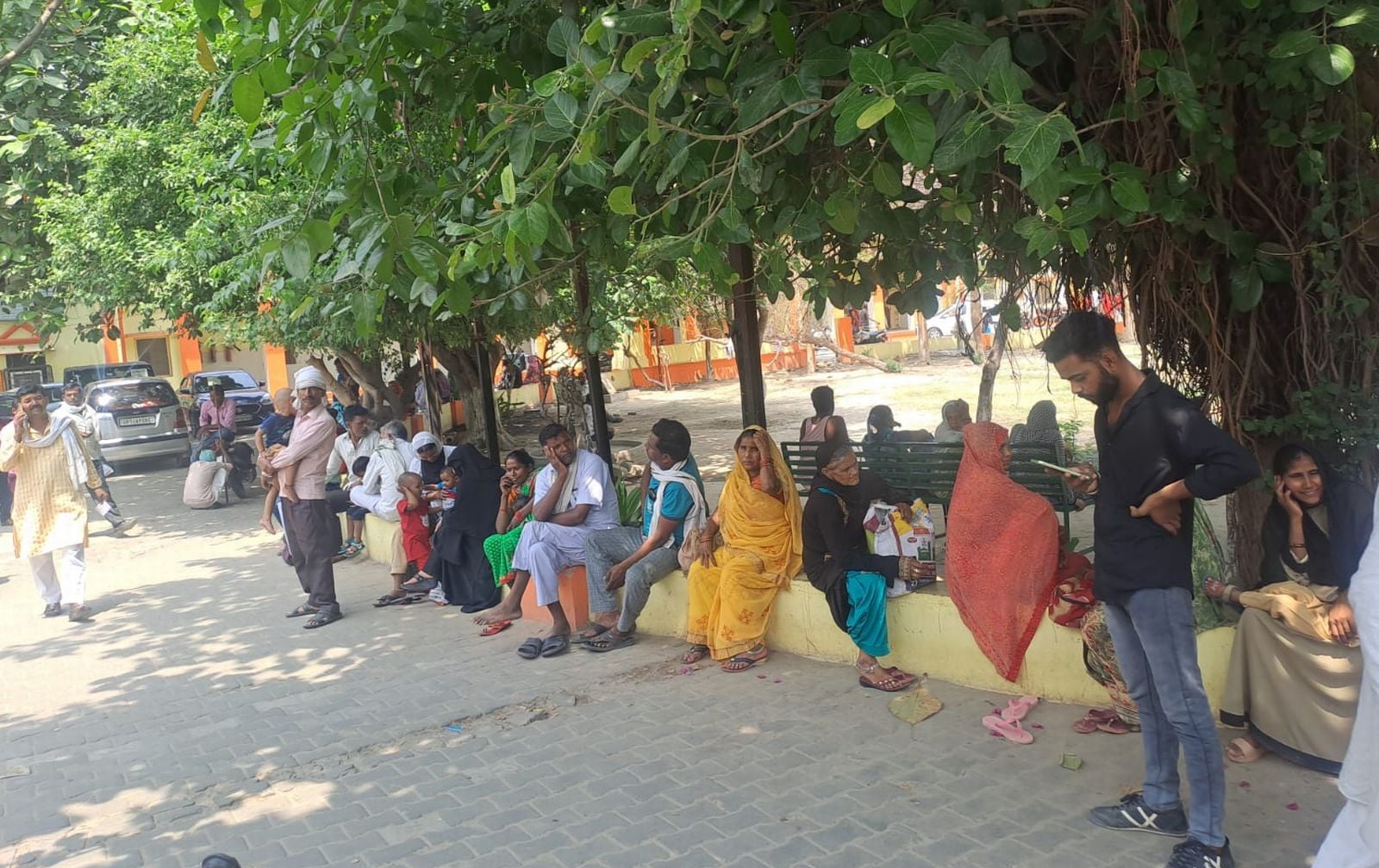 जिला अस्पताल के वार्ड में भर्ती मरीज। संवाद जिला अस्पताल के वार्ड में भर्ती मरीज। संवाद