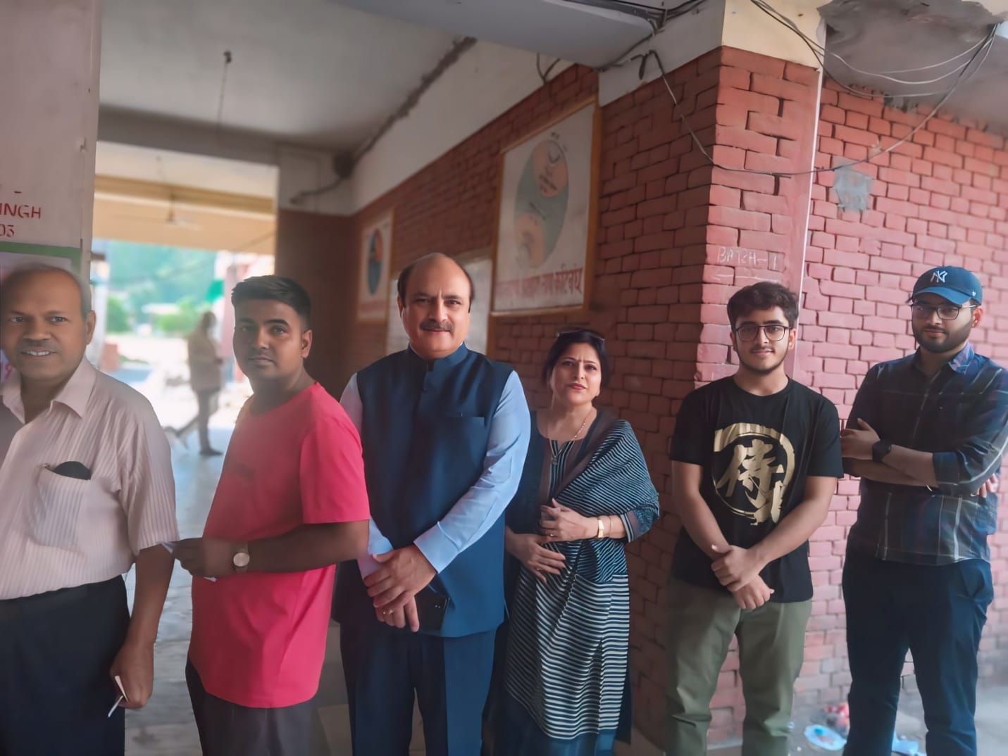 कुरुक्षेत्र। मतदान केंद्र  के बाहर लाइन में लगे भाजपा प्रत्याशी नवीन जिंदल साथ में शालू जिंदल व