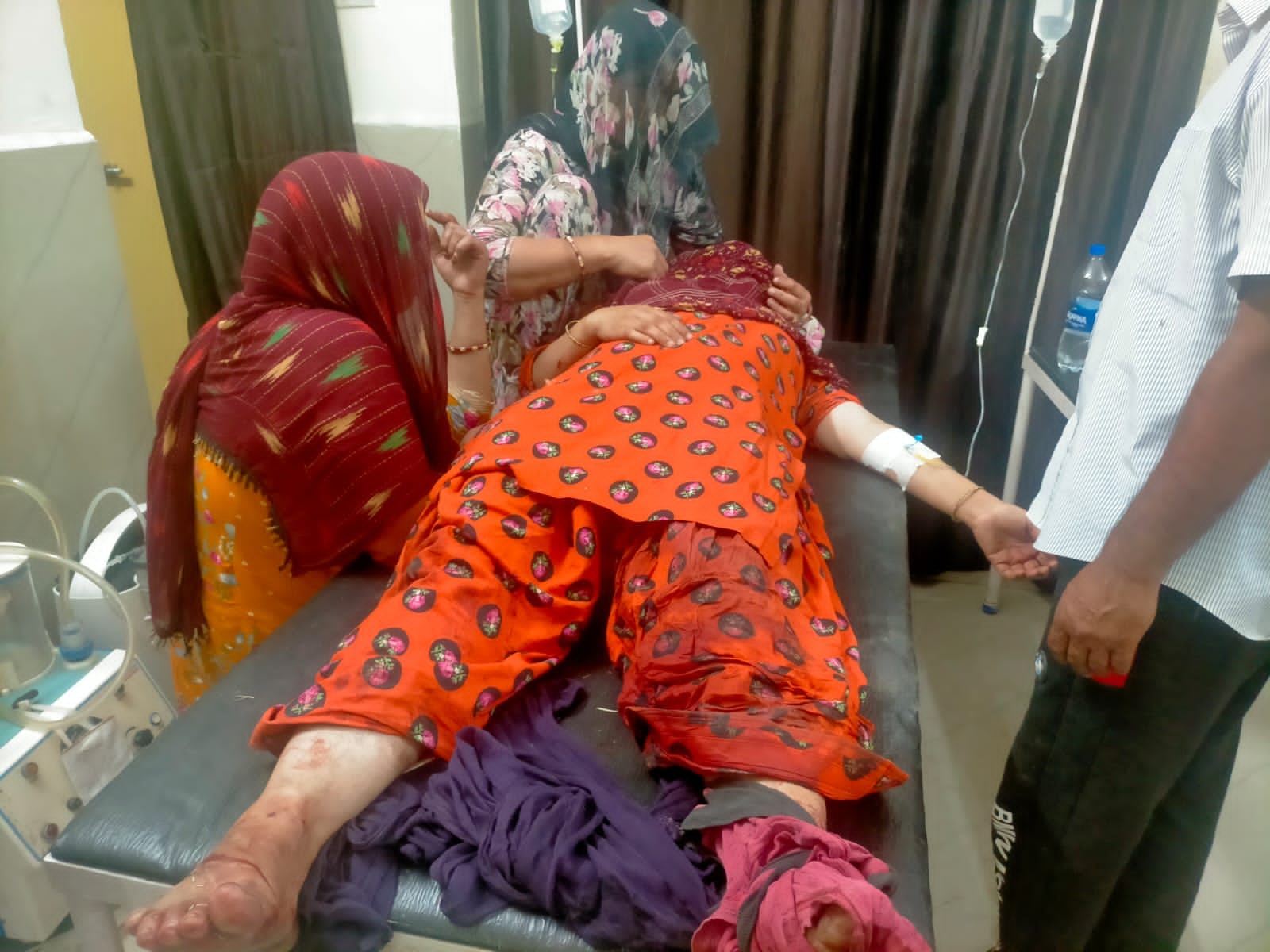 कैराना सीएचसी में घायल का हाल जानने पहुंचे कोतवाली प्रभारी। संवाद कैराना सीएचसी में घायल का हाल जानने पहुंचे कोतवाली प्रभारी। संवाद