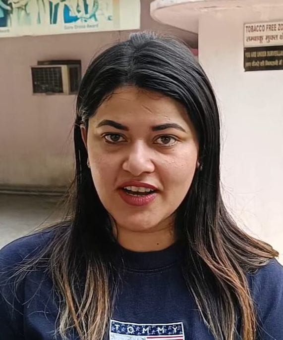  मुरथल अड्डा स्थित पीएम श्री राजकीय कन्या विद्यालय में केंद्र में मतदान के बाद गुंजन अपनी मां 