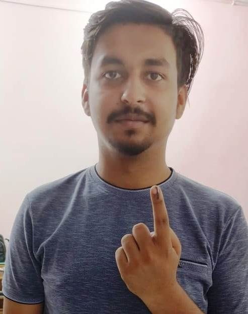  मुरथल अड्डा स्थित पीएम श्री राजकीय कन्या विद्यालय में केंद्र में मतदान के बाद गुंजन अपनी मां 