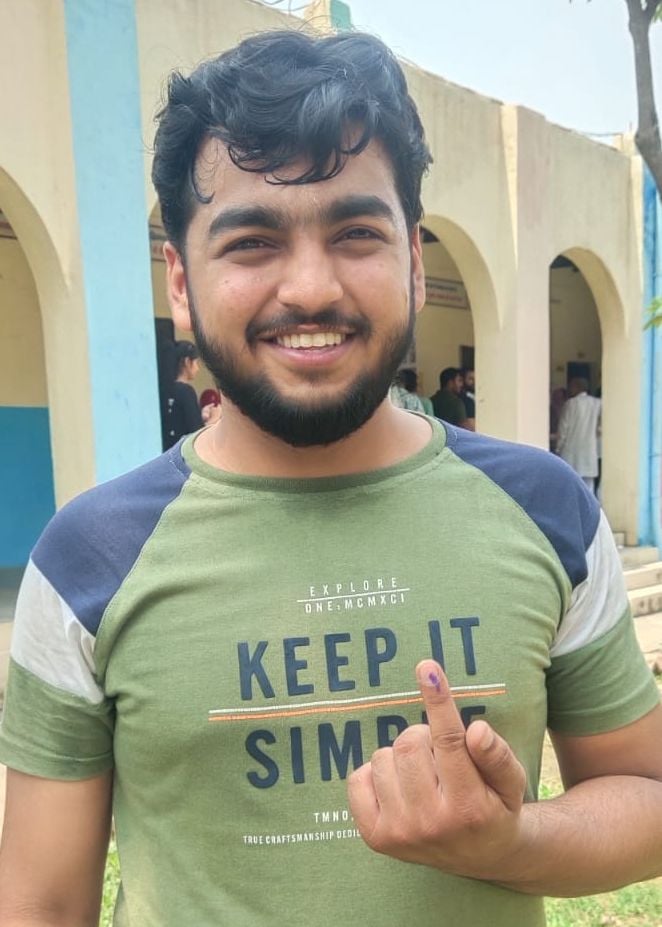  मुरथल अड्डा स्थित पीएम श्री राजकीय कन्या विद्यालय में केंद्र में मतदान के बाद गुंजन अपनी मां 