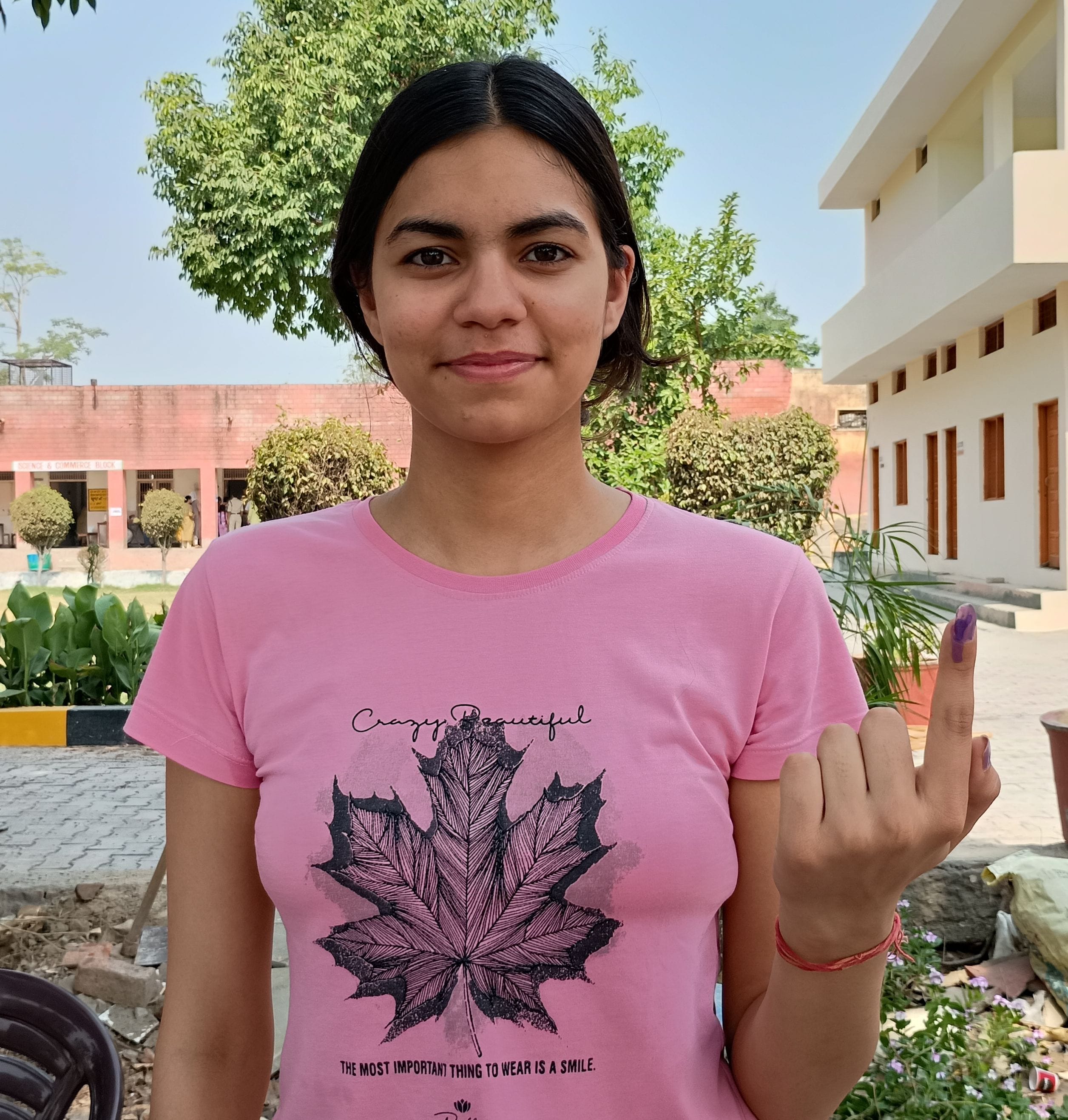  मुरथल अड्डा स्थित पीएम श्री राजकीय कन्या विद्यालय में केंद्र में मतदान के बाद गुंजन अपनी मां 