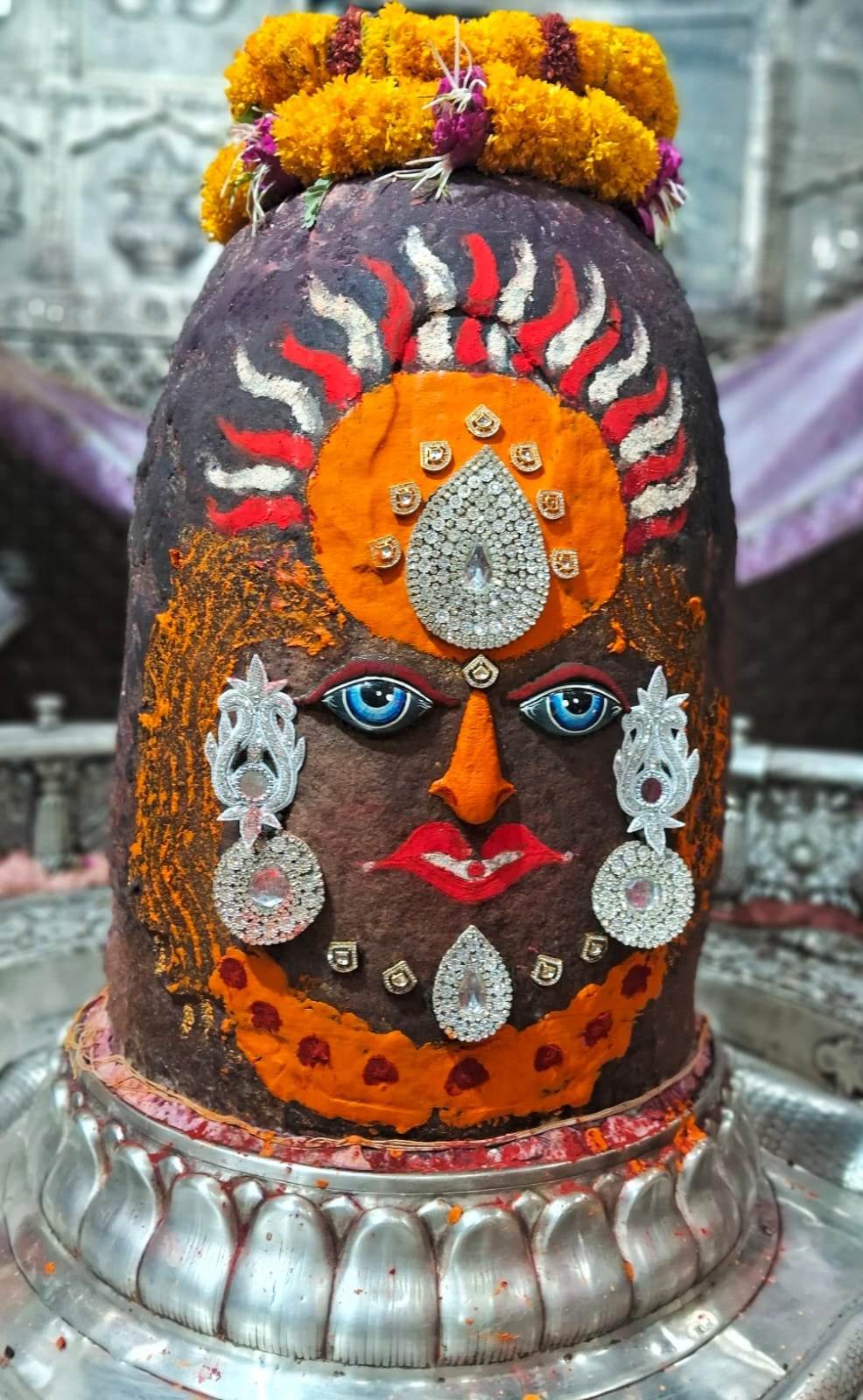 मस्तक पर सूर्य...गले मे मखाने, मोगरे और तुलसी की माला धारण कर बाबा महाकाल ने दिए भस्मारती मे दर मस्तक पर सूर्य...गले मे मखाने, मोगरे और तुलसी की माला धारण कर बाबा महाकाल ने दिए भस्मारती मे दर