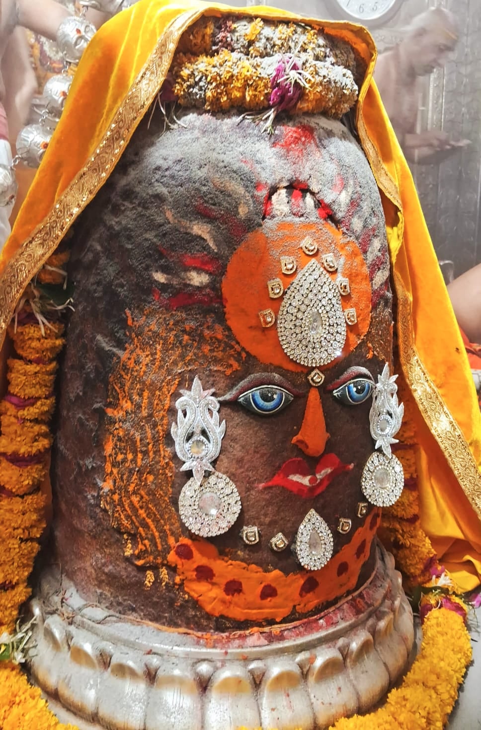 मस्तक पर सूर्य...गले मे मखाने, मोगरे और तुलसी की माला धारण कर बाबा महाकाल ने दिए भस्मारती मे दर मस्तक पर सूर्य...गले मे मखाने, मोगरे और तुलसी की माला धारण कर बाबा महाकाल ने दिए भस्मारती मे दर