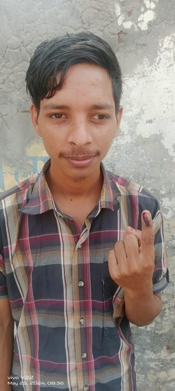 नन्यौला में कांग्रेस के शामियाने में चुनाव की जानकारी लेते कांग्रेस पदाधिकारी निर्मल सिंह। नन्यौला में कांग्रेस के शामियाने में चुनाव की जानकारी लेते कांग्रेस पदाधिकारी निर्मल सिंह।