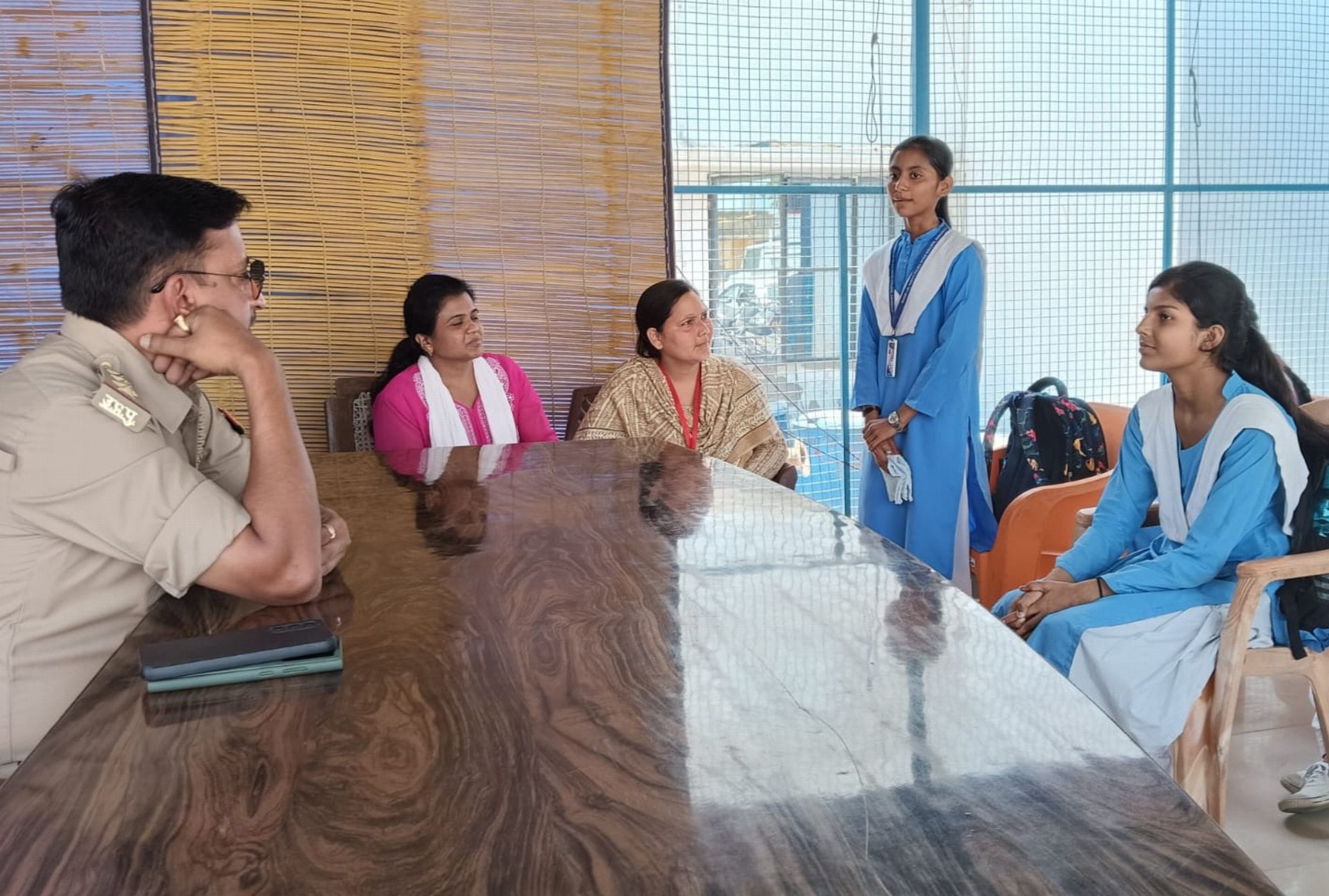 सहसवान कोतवाली में छात्र-छात्राओं को जानकारी देते इंस्पेक्टर सौरभ सिंह। संवाद सहसवान कोतवाली में छात्र-छात्राओं को जानकारी देते इंस्पेक्टर सौरभ सिंह। संवाद