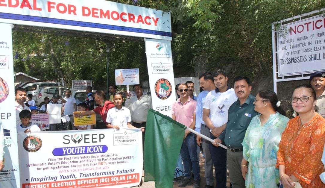 सोलन में साइकिल जागरूकता रैली के प्रतिभागी को सम्मानित करते अतिरिक्त आयुक्त अजय यादव। संवाद सोलन में साइकिल जागरूकता रैली के प्रतिभागी को सम्मानित करते अतिरिक्त आयुक्त अजय यादव। संवाद