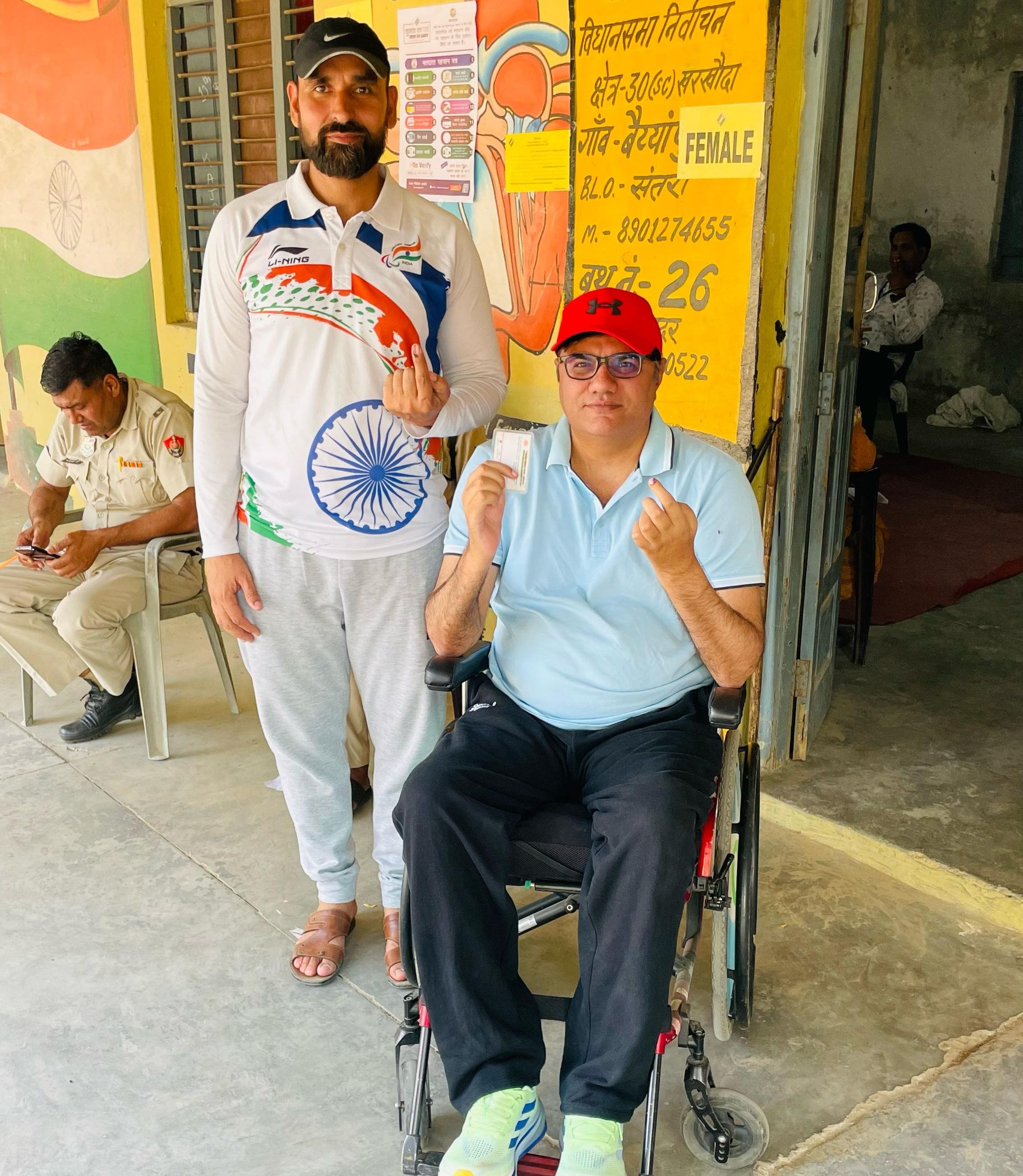  सोनीपत के गांव भैंसवाल कलां में ग्रामीणों के साथ वोट डालने के बाद उंगली पर लगी स्याही दिखाते भ