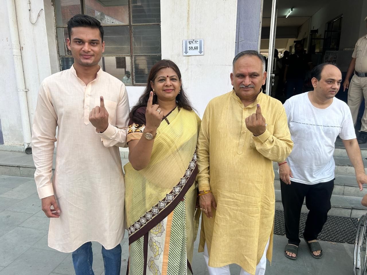  सोनीपत के गांव भैंसवाल कलां में ग्रामीणों के साथ वोट डालने के बाद उंगली पर लगी स्याही दिखाते भ