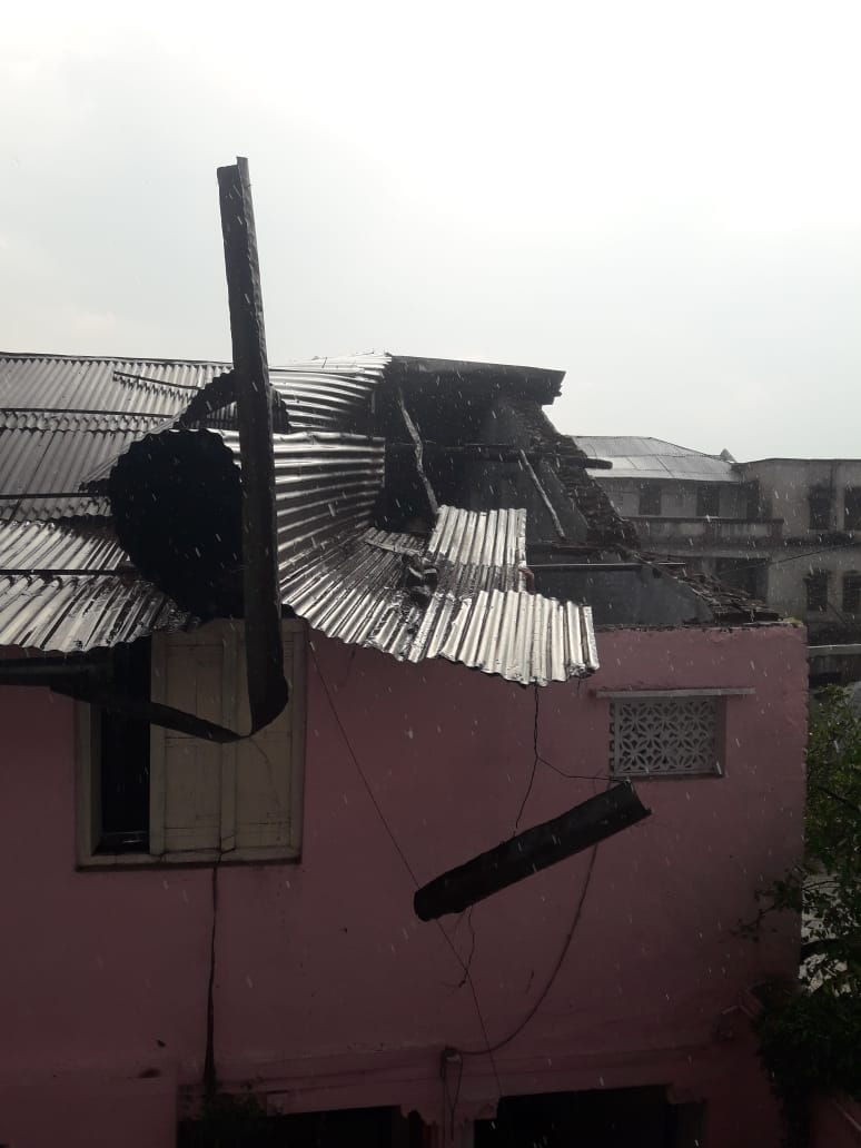 तेज आंधी से हुआ नुकसान तेज आंधी से हुआ नुकसान