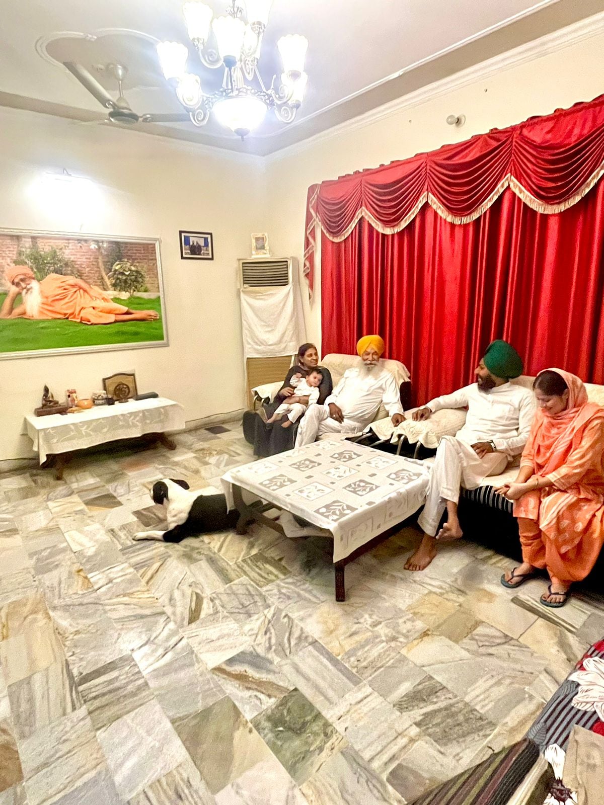 भाजपा प्रत्याशी बंतो कटारिया अपने पौते व पौती के साथ खेलते हुए। भाजपा प्रत्याशी बंतो कटारिया अपने पौते व पौती के साथ खेलते हुए।