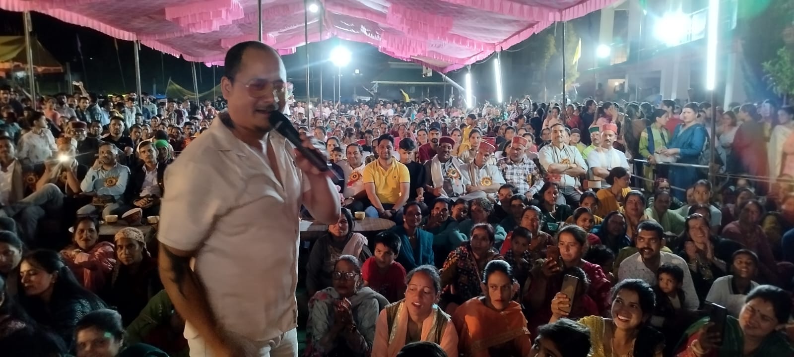 बालीचौकी मेले की सांस्कृतिक संध्या में प्रस्तुति देती राखी गौतम व मौजूद दर्शक। संवाद बालीचौकी मेले की सांस्कृतिक संध्या में प्रस्तुति देती राखी गौतम व मौजूद दर्शक। संवाद
