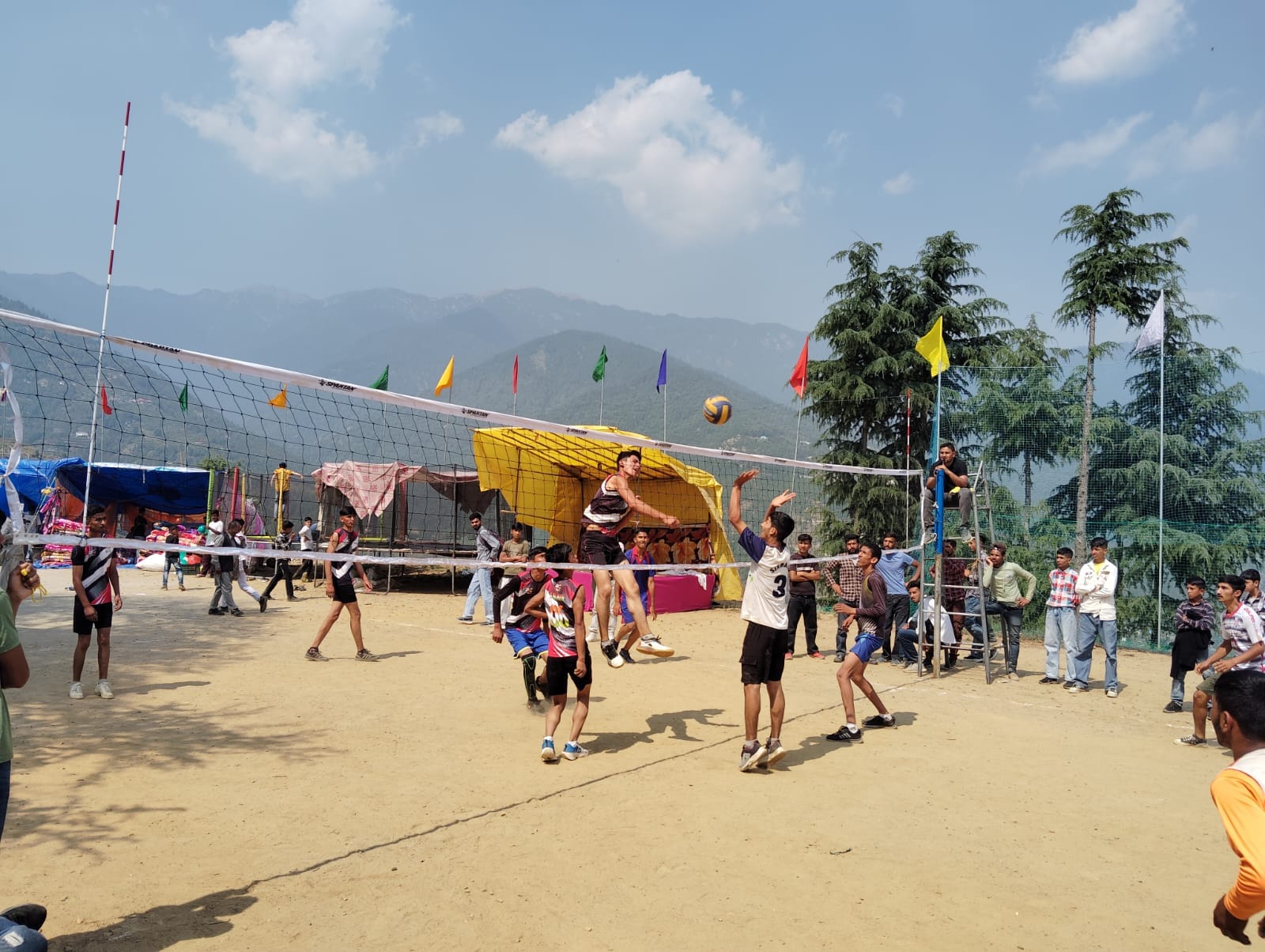 ग्राम पंचायत टाली भुज्जल के पाब गांव में आराध्य शिरगुल महाराज मेले के दौरान उपस्थित श्रद्धालु। 