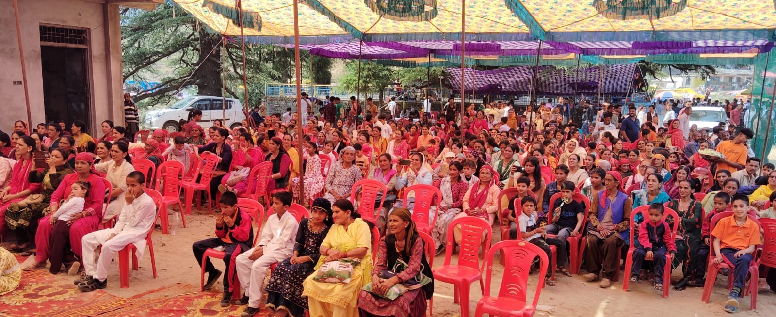ग्राम पंचायत टाली भुज्जल के पाब गांव में आराध्य शिरगुल महाराज मेले के दौरान उपस्थित श्रद्धालु। 