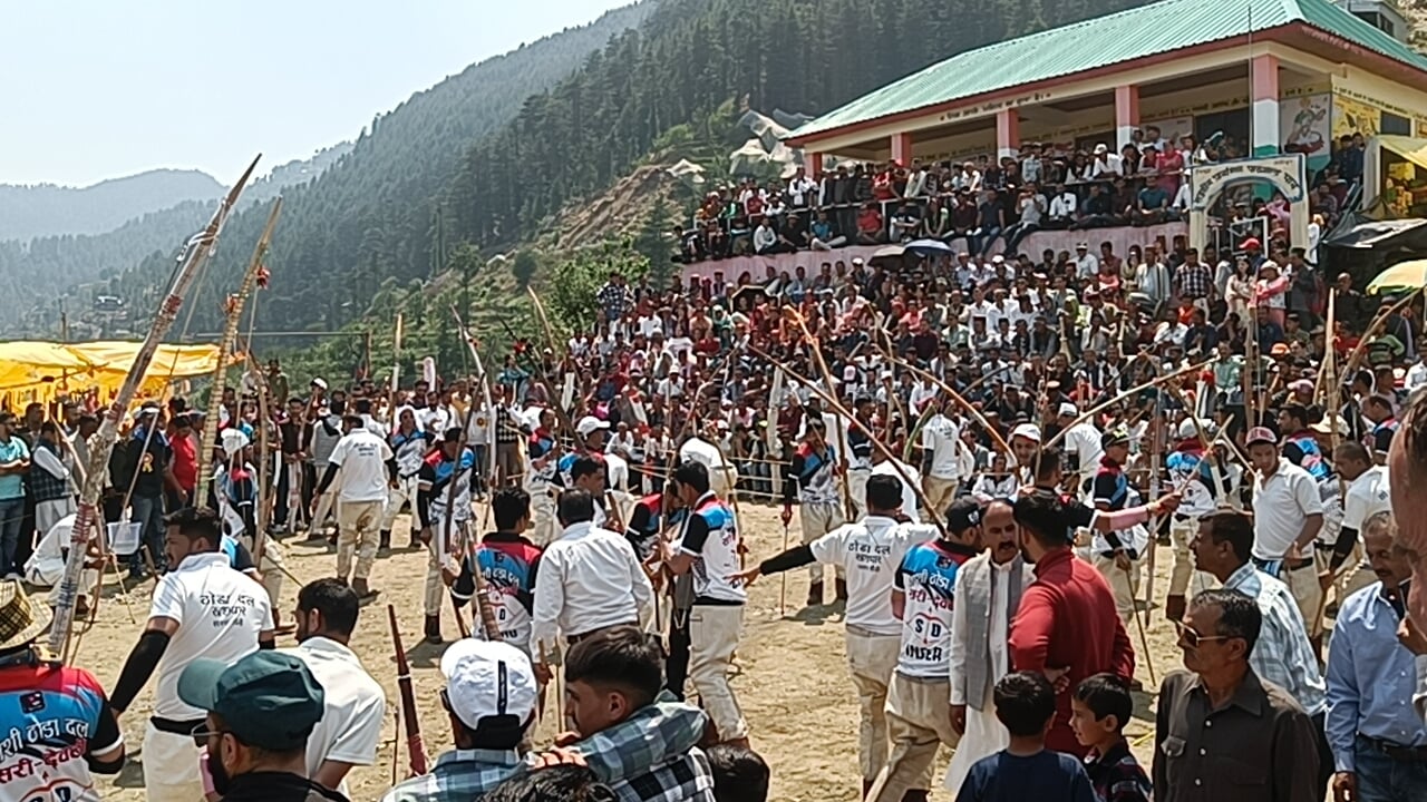 ग्राम पंचायत टाली भुज्जल के पाब गांव में आराध्य शिरगुल महाराज मेले के दौरान उपस्थित श्रद्धालु। 