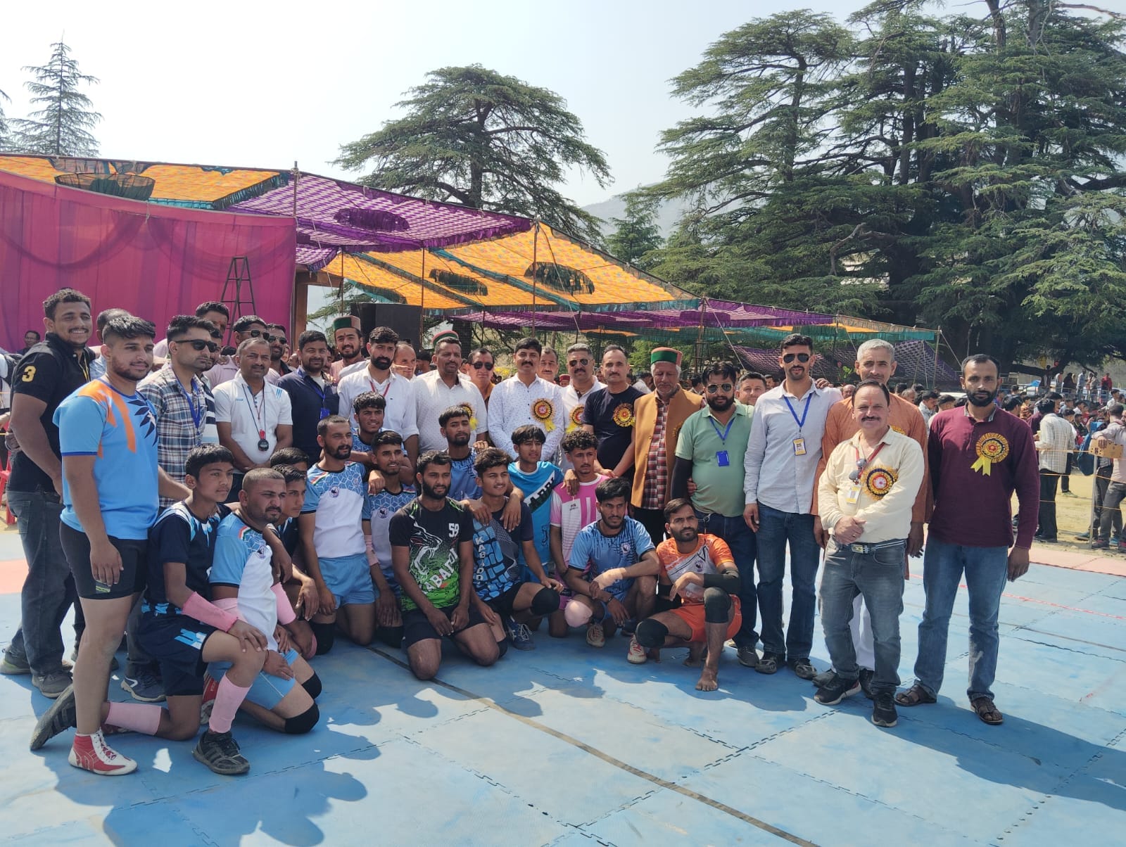 ग्राम पंचायत टाली भुज्जल के पाब गांव में आराध्य शिरगुल महाराज मेले के दौरान उपस्थित श्रद्धालु। 
