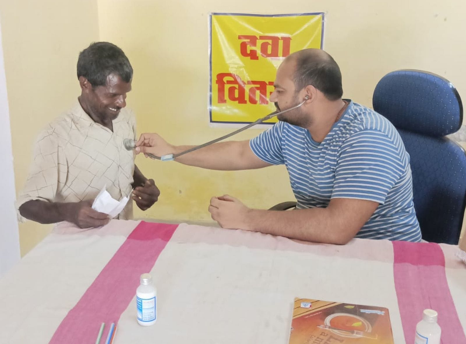 हजरतपुर आरोग्य मेले में बैठे फार्मासिस्ट संग अन्य स्टाफ। हजरतपुर आरोग्य मेले में बैठे फार्मासिस्ट संग अन्य स्टाफ।
