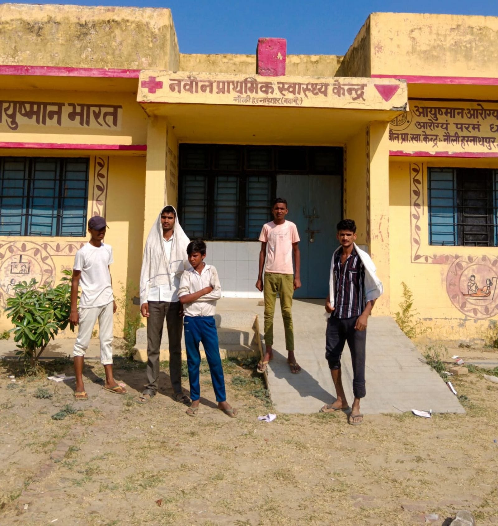 हजरतपुर आरोग्य मेले में बैठे फार्मासिस्ट संग अन्य स्टाफ। हजरतपुर आरोग्य मेले में बैठे फार्मासिस्ट संग अन्य स्टाफ।