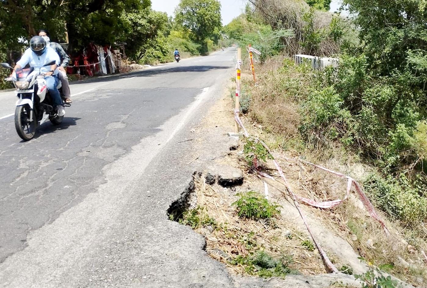 कछला पुल के पास मिट्टी दरकने के बाद लगी टिन की चादर। संवाद