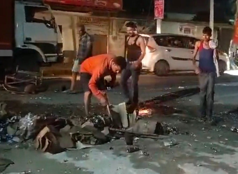 मंडावली के जटपुरा बौंडा में सड़क पर बिखरी बोतलें उठाते कार सवार। (स्रोत-वीडियो से प्राप्त)